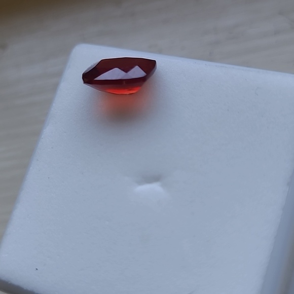 Red Labradorite approx 1.60ct 9mm × 7mm - Picture 9 of 11